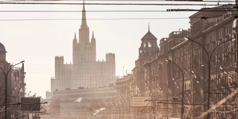 Мер Москви Сергій Собянін на тлі новин про атаку дронів, аеропорти обмежили роботу.