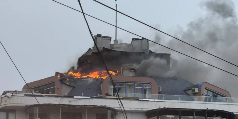 Наслідки російського удару по житловому будинку в Одесі, поранені люди, енергетичні проблеми.