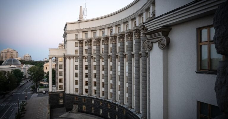 Прем'єр Сергій Корецький оголошує про скорочення вакантних посад та заступників у Кабміні.