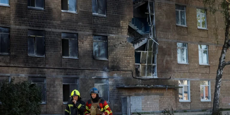 Наслідки атаки дронів на Київ: пошкоджений міст, палаючі будівлі, транспортний колапс.