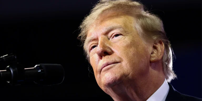 Дональд Трамп відклав санкції проти Росії, посилаючись на прагнення миру.