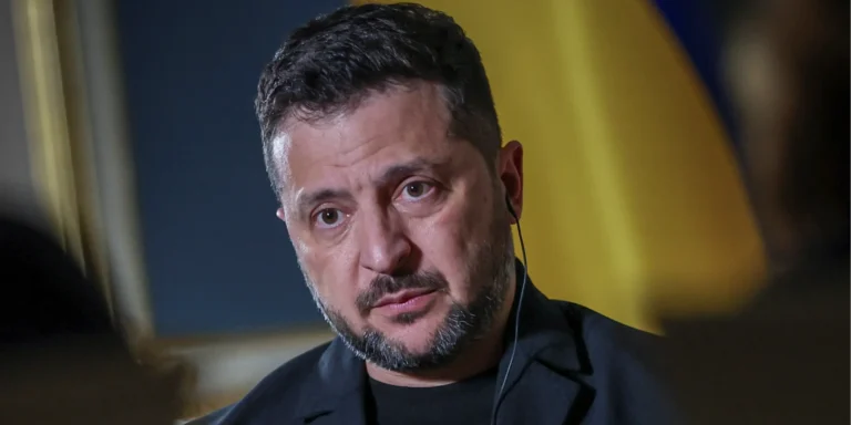 Президент України Володимир Зеленський на брифінгу, обговорюючи неможливість виборів під час війни.