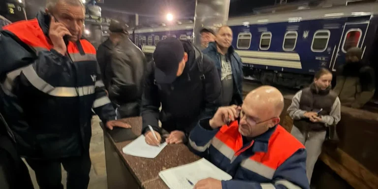 Наслідки російських ударів по залізничному вокзалу Дніпра, місто без світла, кількість жертв зростає.