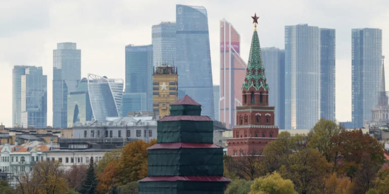 Російські олігархи "добровільно" скинулися мільярдами на війну. Кремль тягне гроші з бізнесу, заперечуючи тиск.