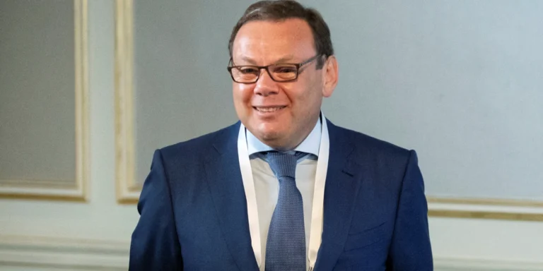 Міністр закордонних справ Литви Кястутіс Будріс на тлі заморожених активів російських олігархів Фрідмана та Усманова.