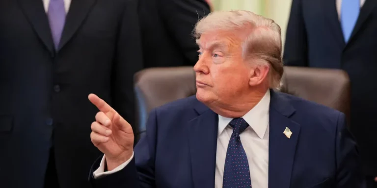 Дональд Трамп і Ілон Маск влаштували цирк навколо Starshield для України.