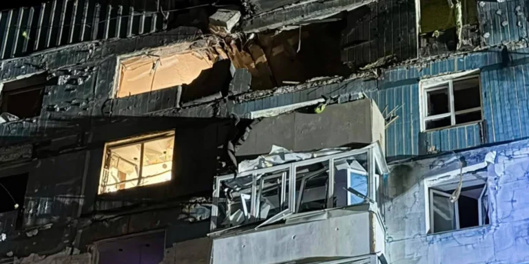 Пошкоджений будинок у Дніпрі після російської атаки, поранені діти.