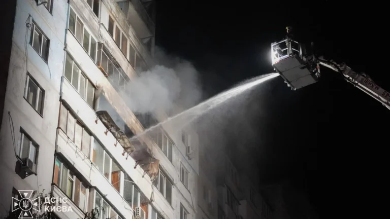 Російський терор у Києві: БПЛА влучив у житловий будинок. Четверо постраждалих, зокрема діти.