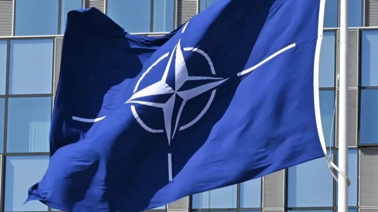 Постачання зброї Україні через PURL триває, НАТО ігнорує погрози Трампа.