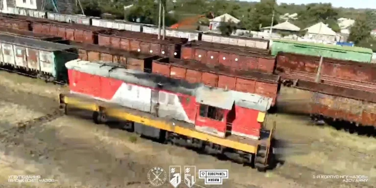 Азовці рознесли понад сотню потягів з пальним на окупованій Донеччині. Ворог залишився без логістики.