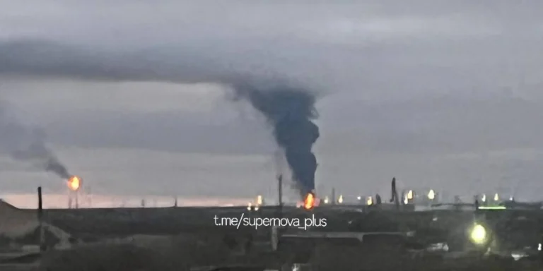 Сургутський ЗСК «Газпрому» горить після удару України.