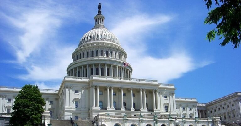 Сенатор США вимагає розслідування обмежень Starshield в Україні. Білий дім відхрещується, Маск киває на Трампа.