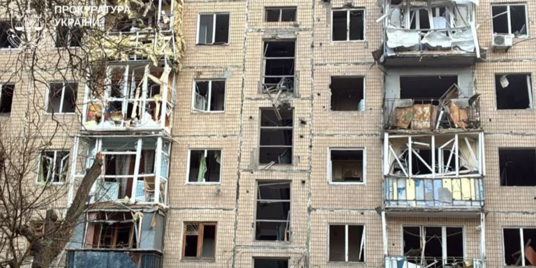 Наслідки російських ударів по Харкову: зруйновані будинки, поранені люди, діти, хаос після атак КАБами та дронами.