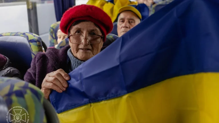 Володимир Зеленський звітує про успішну гуманітарну операцію в Олешках, де евакуйовані українці вже перетнули кордон.