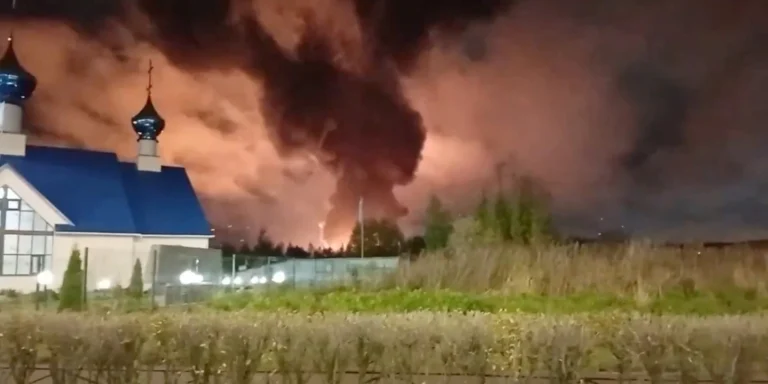 Українські дрони вдарили по Петербургу, згоріли термінал та склад, ППО РФ провалилася.