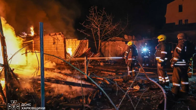 Наслідки російського удару дроном по житловому будинку в Харкові, п'ятеро постраждалих.