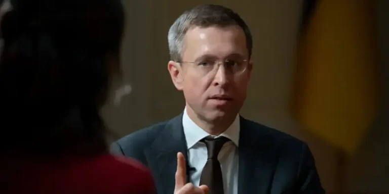Прем'єр-міністр Сергій Корецький під час інтерв'ю, обговорюючи 'складну зиму' та 'бронювання'.