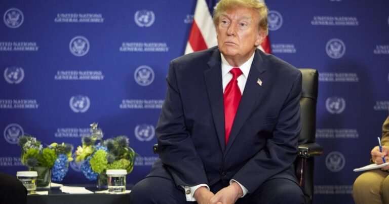 Дональд Трамп погрожує Україні зупинкою зброї та розвідданих через атаки на російські НПЗ.
