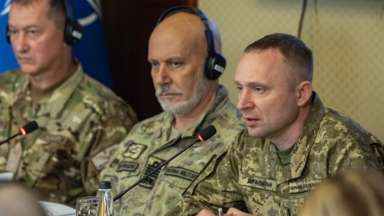 Натовські чиновники з 32 країн знову в Києві. Обговорили пріоритети, досвід України. Заявили про підтримку. Шана полеглим.