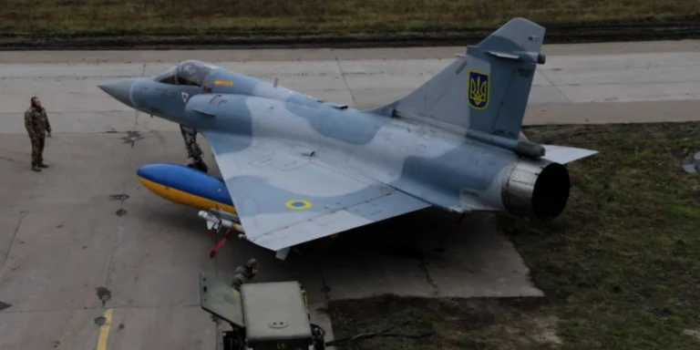 Український Mirage 2000-5F збиває російську ракету «Бандероль» бортовою гарматою.