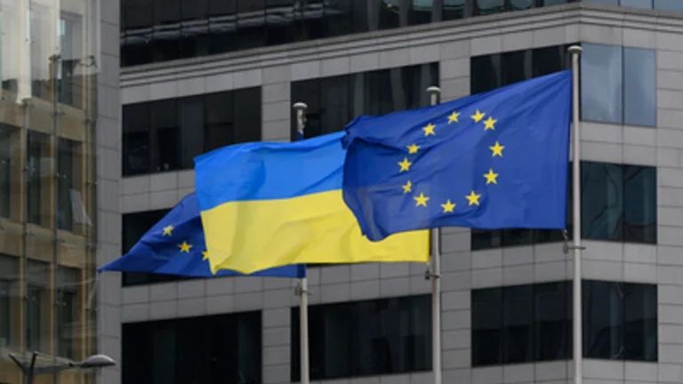 Урсула фон дер Ляєн на тлі європейського прапора, обговорюючи мільярди на зброю.