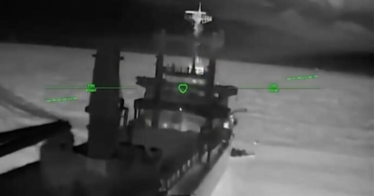 Президент Зеленський підтверджує удари України по російських військових об'єктах, включаючи судно та заводи.