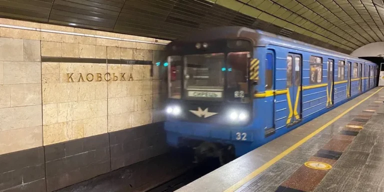 Київський метрополітен зупинився через аварійні відключення, транспортний колапс
