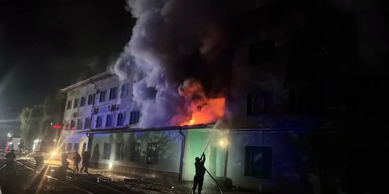 Пошкоджене залізничне депо після атаки окупантів, Укрзалізниця зазнала значних руйнувань.