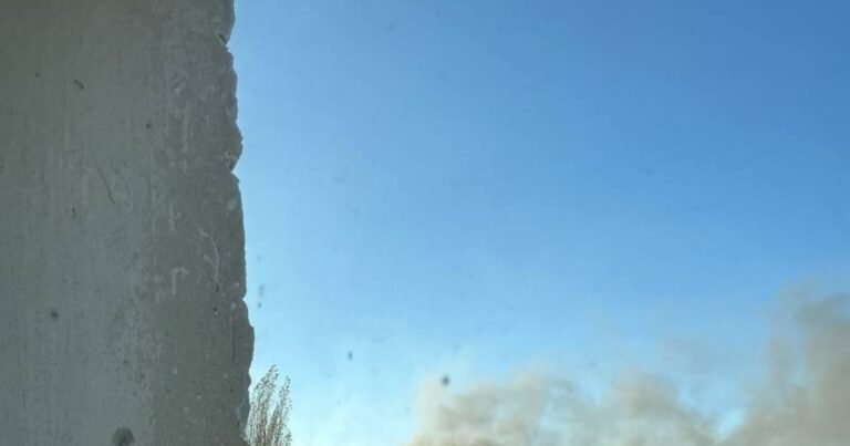 Російські заводи, що виробляють титан для авіації та батареї для ракет, атаковані. Вогонь охопив стратегічні об'єкти.