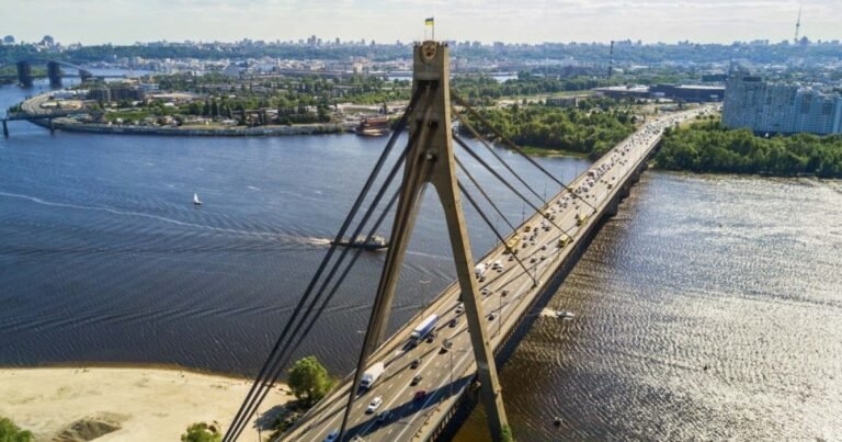Зруйнований міст у Києві, що створює транспортний колапс через російські удари.
