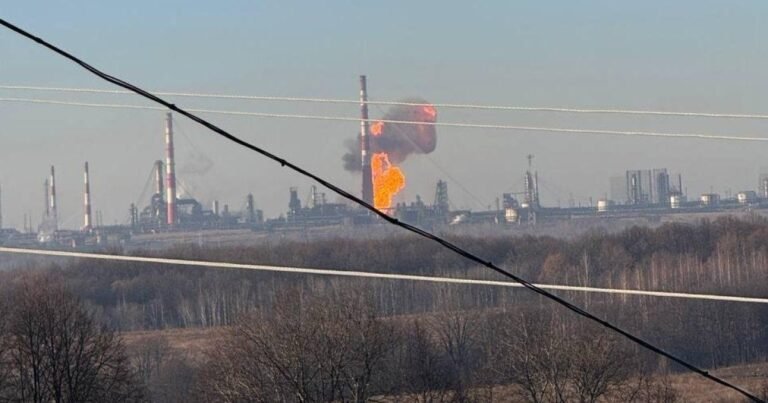 Палаючий нафтопереробний завод в Уфі на тлі хаосу в Росії.