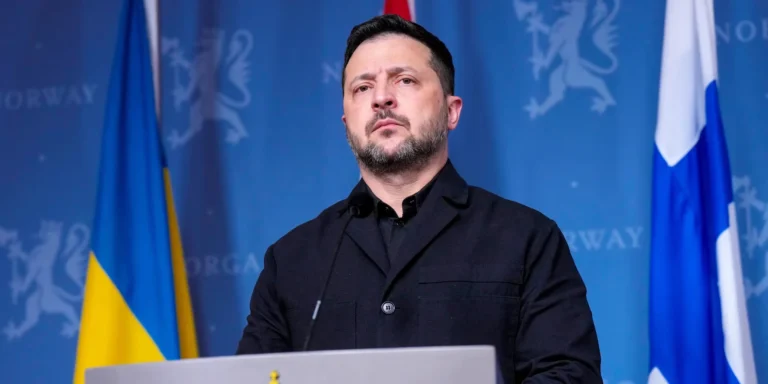 Президент Зеленський підписує документи про санкції проти російських виробників ракет та їхніх поплічників, що живлять військовий комплекс.