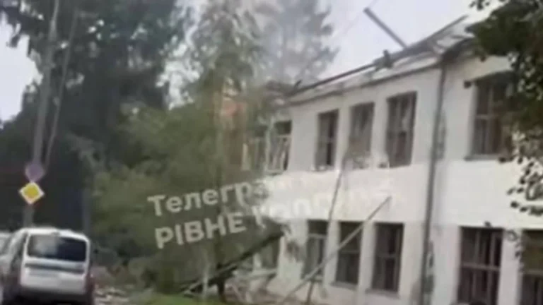 Наслідки російського удару по навчальному корпусу в Рівному: 20 поранених.