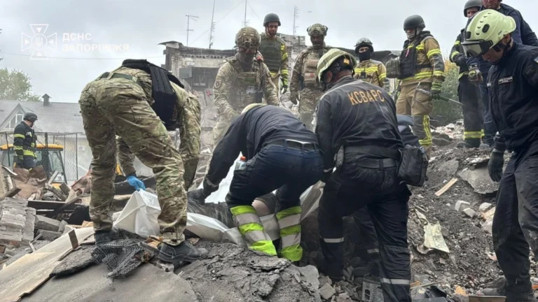 Російський терор у Запоріжжі: 17 загиблих, серед них діти. Врятована жінка.
