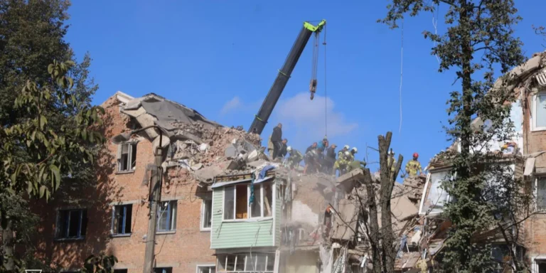 Російський удар по Прилуках. Зруйновано будинок, загинули люди, зокрема діти. Десятки поранених. Черговий злочин окупантів.