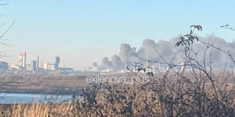 Наслідки пожежі на російському хімзаводі Азот у Новомосковську, що виробляє сировину для вибухівки, після атаки дронів.