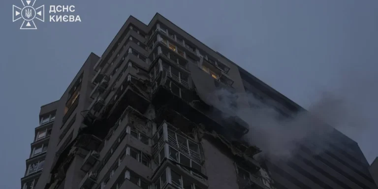 Київський житловий будинок після влучання російського дрона, двоє загиблих.