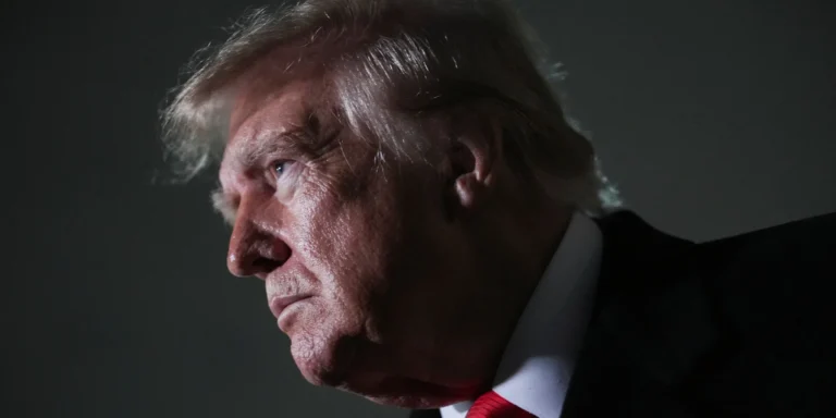 Дональд Трамп та Володимир Путін обговорюють зняття санкцій з російського пального, що є ударом по Україні.