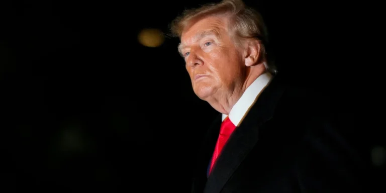 Дональд Трамп звинувачує Зеленського, вихваляє Путіна та домовляється про російське пальне