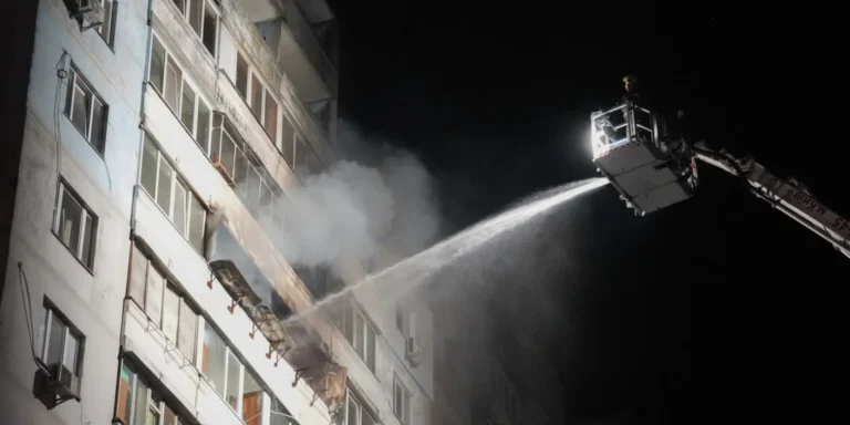 Наслідки удару російського БПЛА по багатоповерхівці на київській Троєщині: загиблі, поранені, зруйновані поверхи.