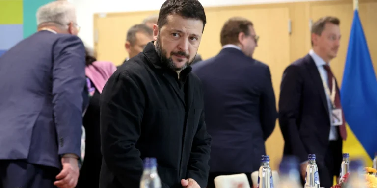 Президент Зеленський обговорює угоду Starlink в РФ та припинення ударів по НПЗ.