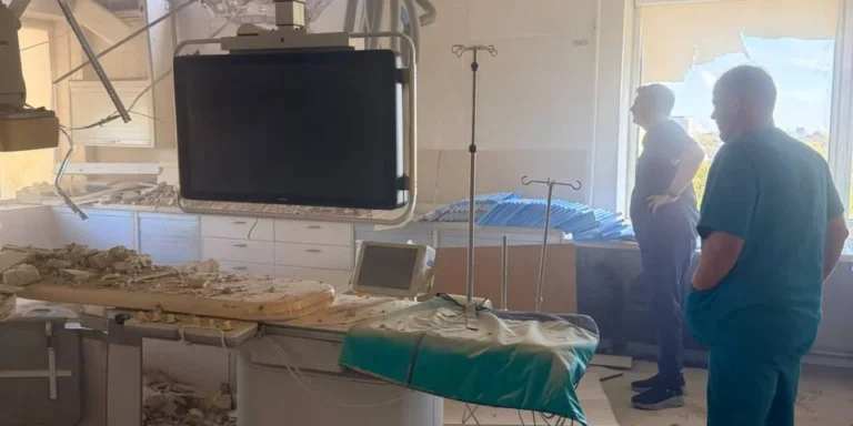 Наслідки російського удару по Інституту кардіології Стражеска в Києві, пошкоджена операційна.