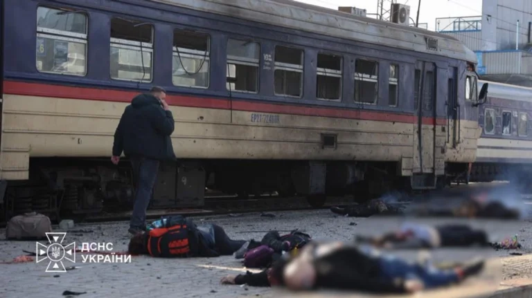 Наслідки російської атаки на залізничний вокзал у Дніпрі: 15 загиблих, серед постраждалих – дитина.