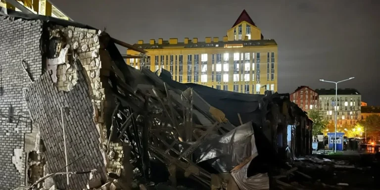 Наслідки нічної атаки на Київ: руйнування, пожежі, загиблий, збиті ракети та дрони.