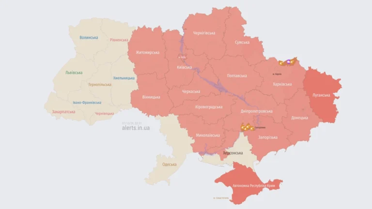 Російська балістика тероризує Україну, Київ та Дніпро зустрічають ракети вибухами, Президент попереджав про атаку.