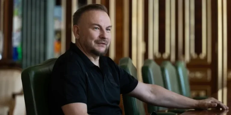 Сергій Бескрестнов попереджає про російську супутникову мережу «Рассвет», яка керуватиме дронами та ракетами, створюючи загрозу для України та Європи.