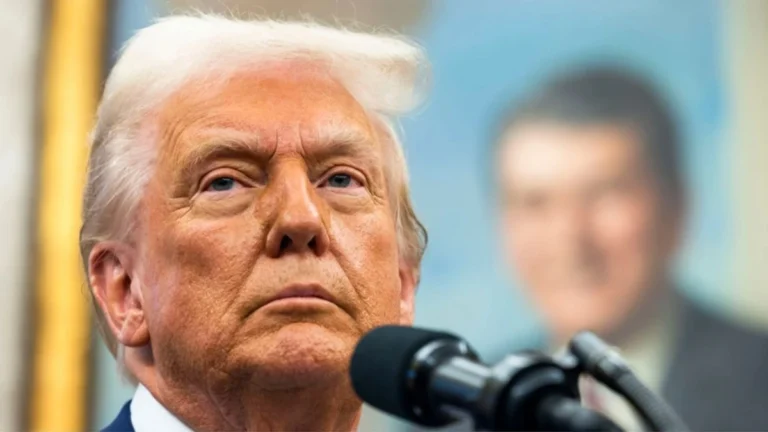 Дональд Трамп обговорює бізнес з Україною та РФ після війни, поруч Меланія.